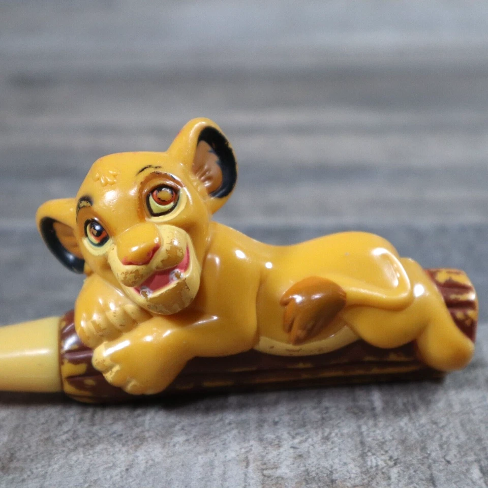 Boneco de plástico vintage Disney Rei Leão Simba filhote criança garfo utensílio amarelo - Imagem 2 de 4