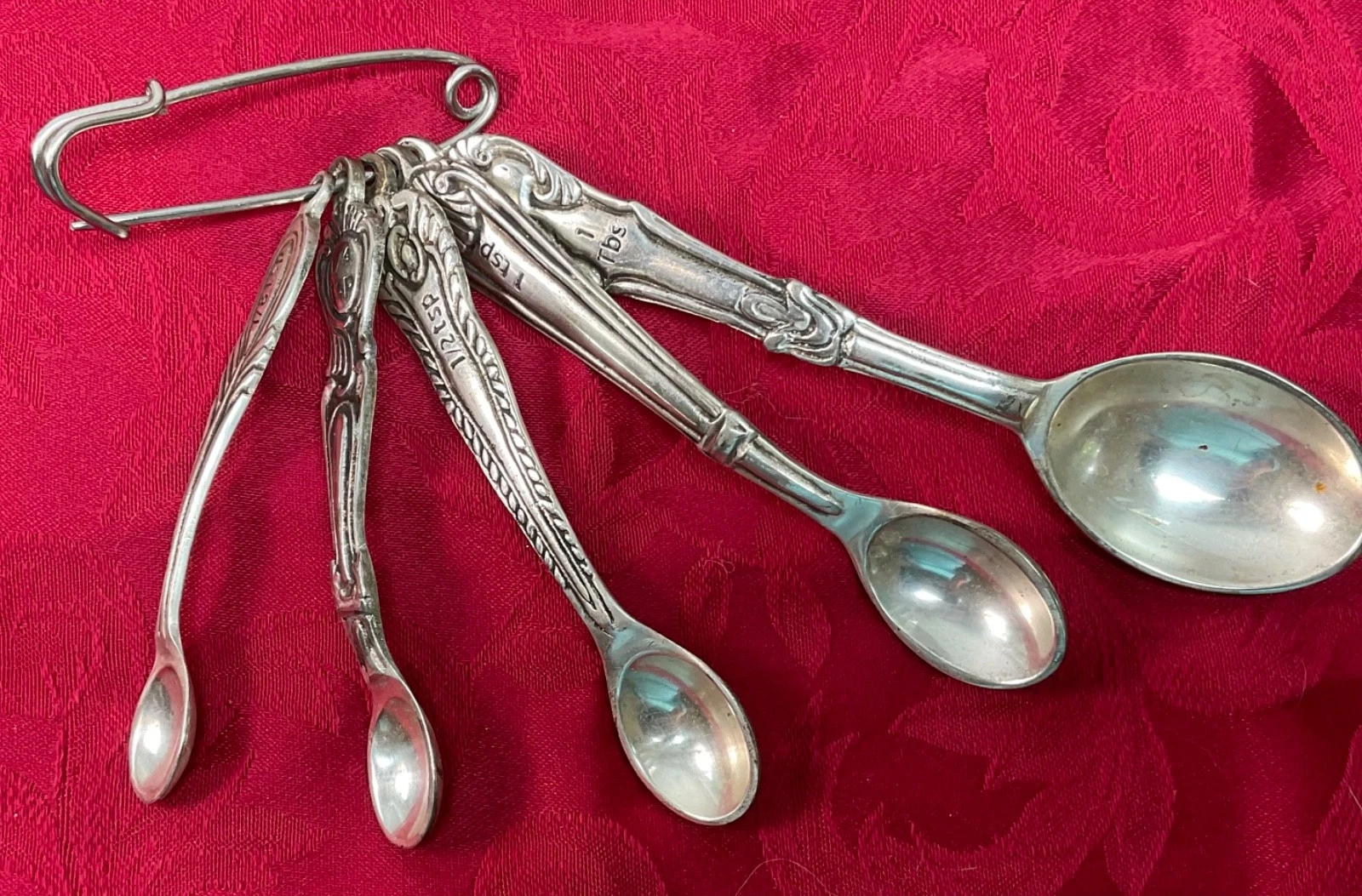 Anthropologie Silverplate Measuring Spoons On Safety Pin Holder Lot of 6
