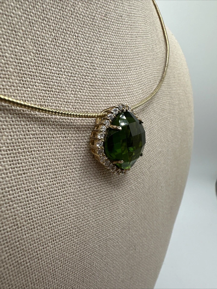 "Collar de circonitas cúbicas verde y blanco tono dorado 15-17"" firmado China" Foto 2 de 4