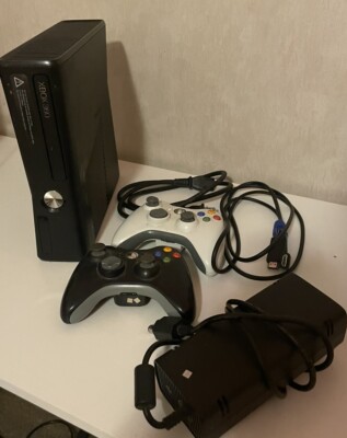Microsoft Xbox 360 S 320GB Console Bundle Model 1439 w/ Controllers