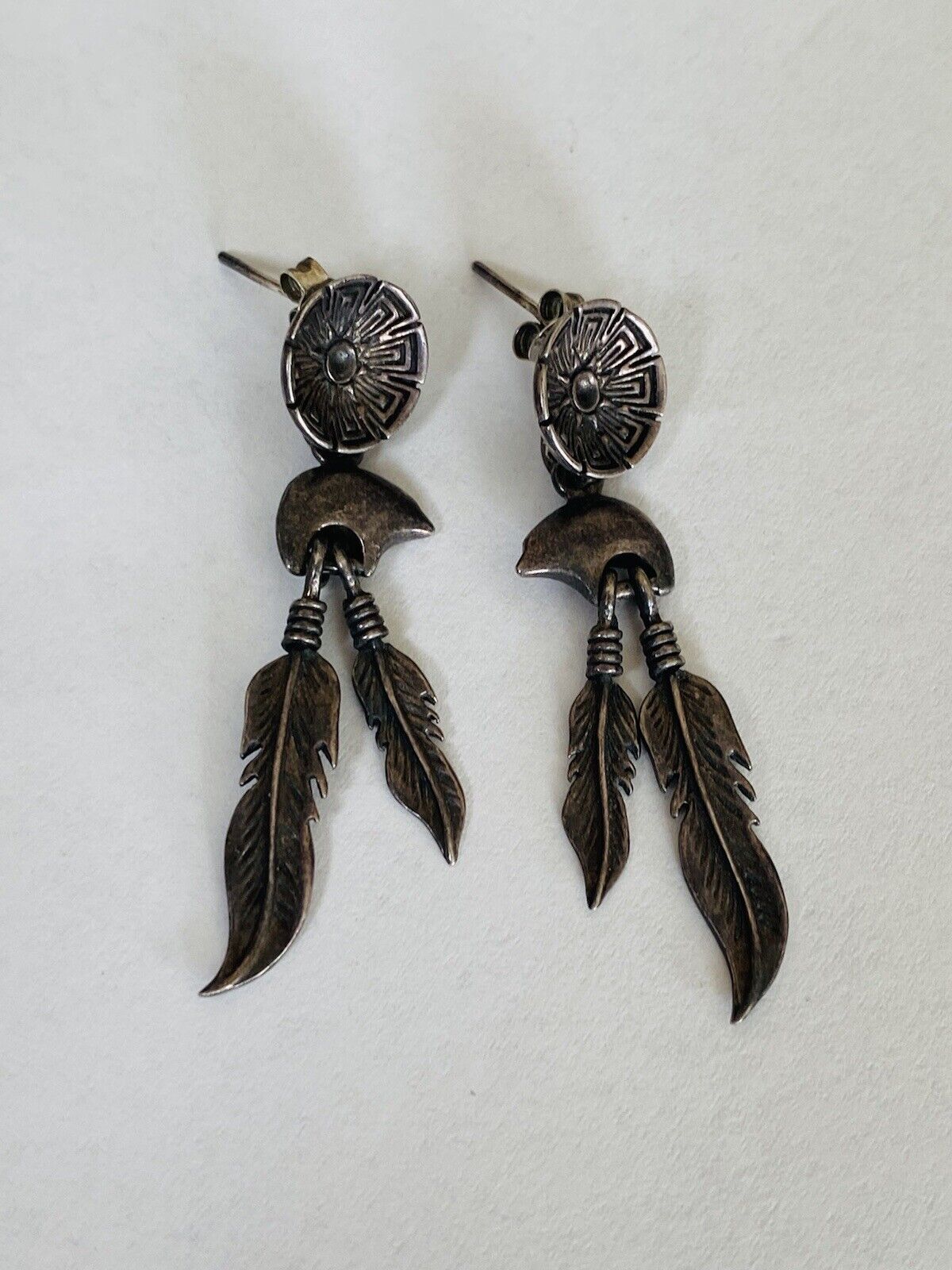 Old Pawn Navajo Sterling Silver Stamped Bear Fetish Feathers  Dangle Earrings Nowy przyjazd, nowy wygląd