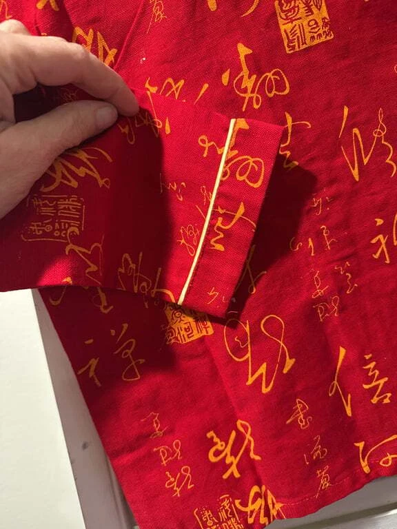 Chaqueta roja estilo asiático con escritura decorativa Foto 3 de 4
