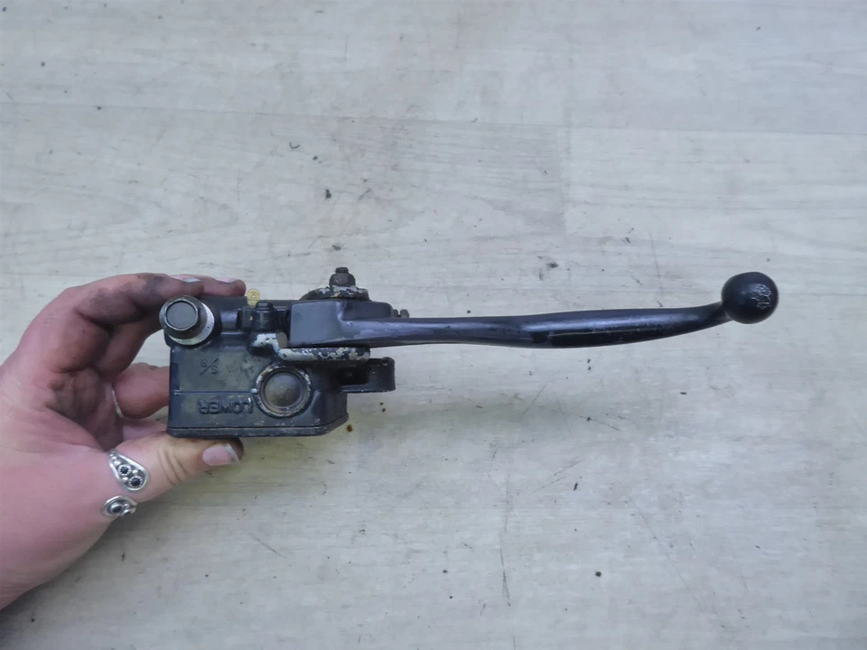 1990 Yamaha FJ1200 Y20965) front right brake master cylinder - Image 4 of 4