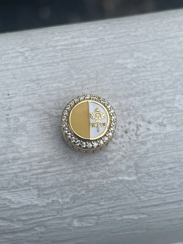 Auténtico dije dorado brillante exclusivo de la bandera del Vaticano de Pandora Foto 2 de 4