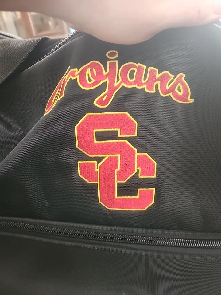 Denco Sports SC TROJANS 足球 26 英寸滚底行李袋行李箱  — 第 3/4 张图片