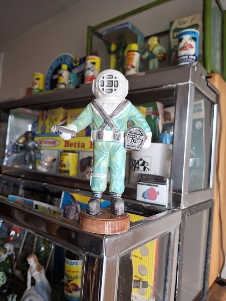 Antiguo acuario pecera cerámica 6 1/2" traje azul sombrero duro buzo burbujeador de colección Foto 2 de 4