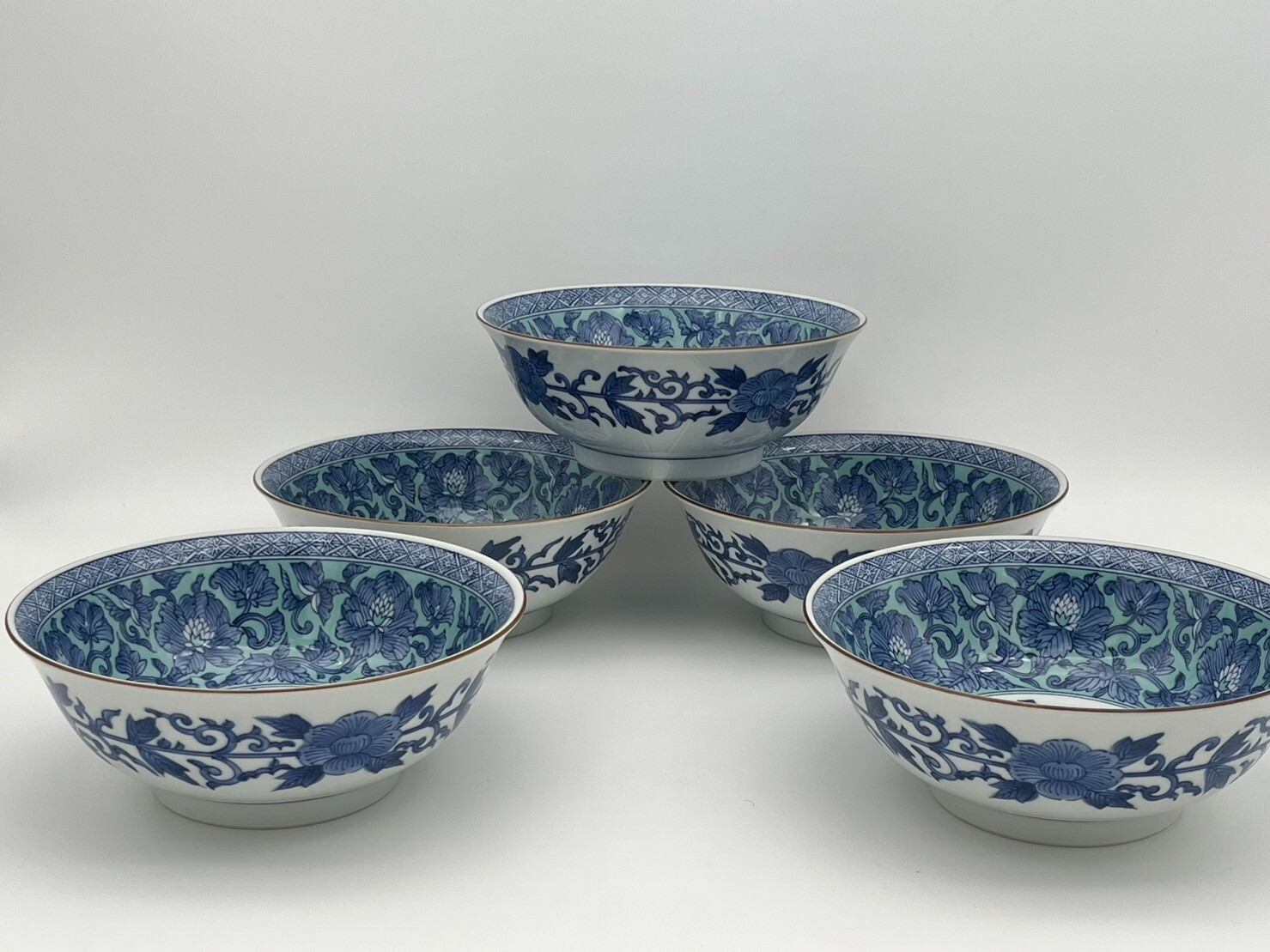 Un juego de 5 cuencos ramen. para soba y udon japonés.