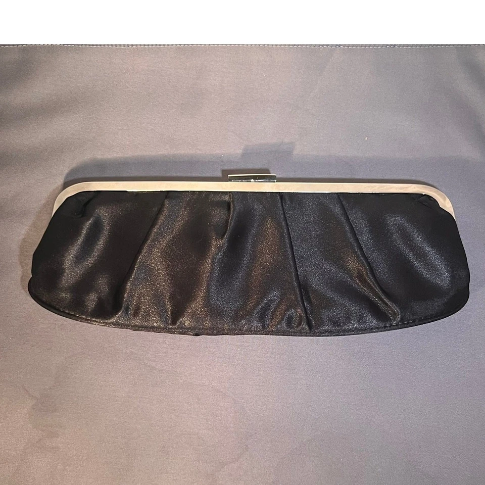 Monedero/cartera satinado negro con cadena (se puede ocultar) Foto 3 de 4