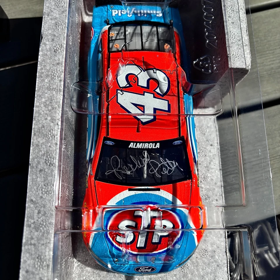Autografiado por Richard Petty 2016 #43 STP Ford Fusion Diecast 1:24 Aric Almirola Foto 4 de 4