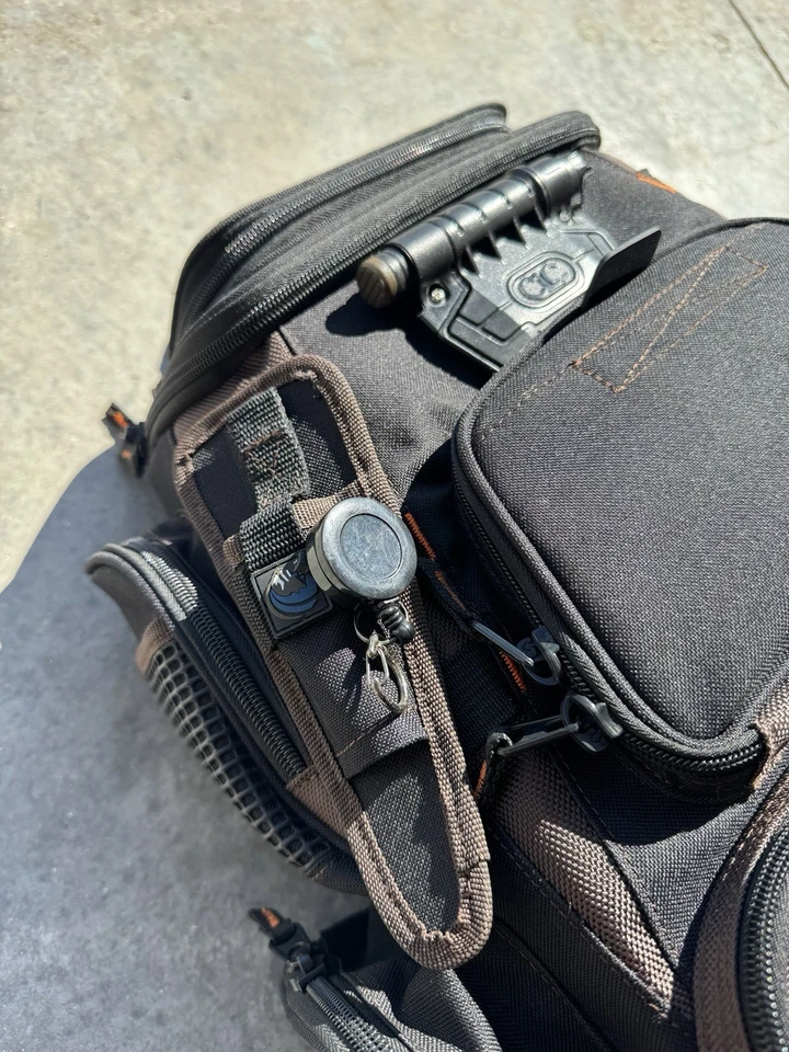 Mochila iluminada CLC Tackle Tek Nomad XP con sistema de carga USB sin caja de aparejos Foto 4 de 4