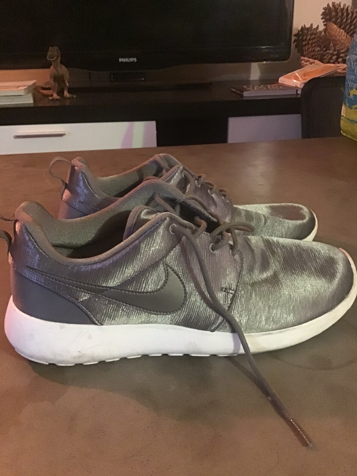 Nike Grey Running Shoes Size 9.5 for Men or Women-image