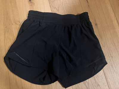 Lululemon Hotty Hot Shorts mit hohem Bund und Liner 10 cm schwarz Gr. 6 (EUR 38)
