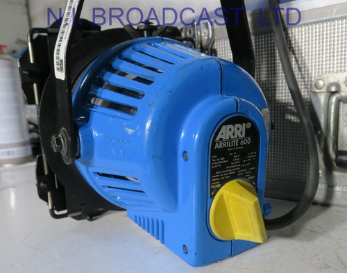 3x arrilite 600watt light with case, light stands etc - Picture 6 of 7