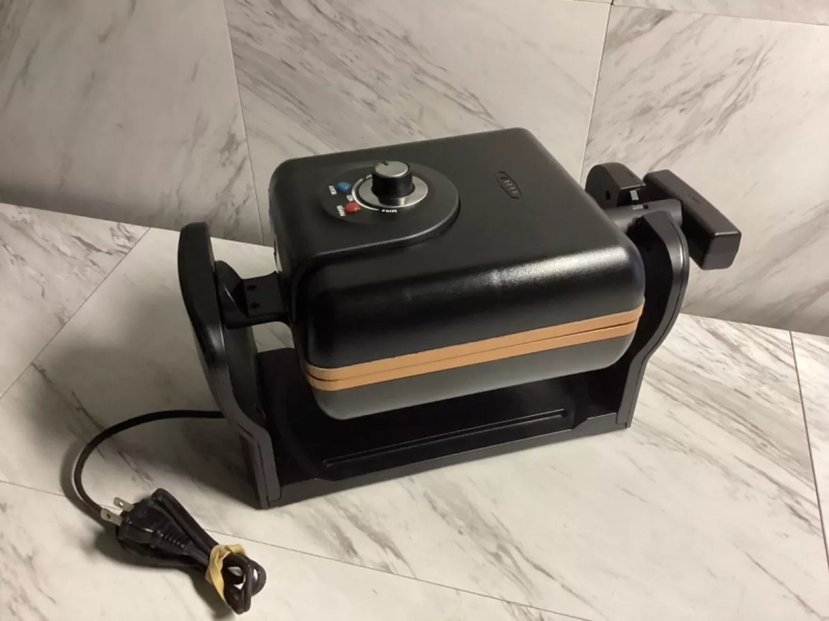 BELLA Rotating Square Waffle Maker One Flip model 22898