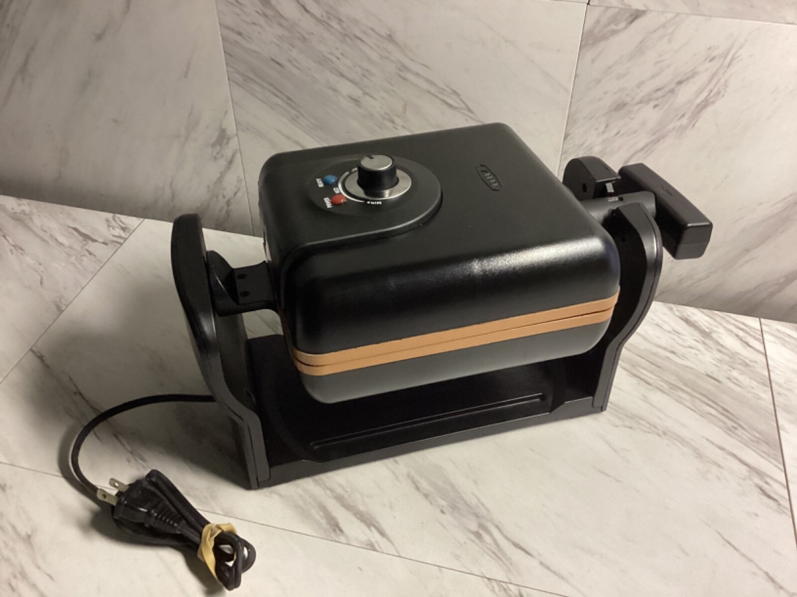 BELLA One-Flip Rotating Square Waffle Maker 1000W Model 22898 Intertek Certified-image