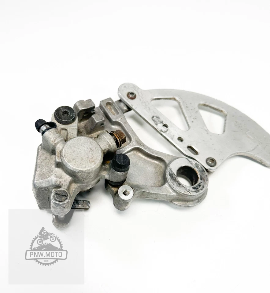 Оригинальный кронштейн суппорта заднего тормоза для 2000 Honda CR500R CR 500R 1989–2001 годов выпуска - Изображение 3 из 4