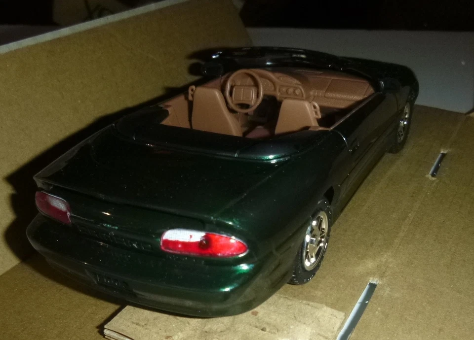 AMT 8901EO 1995 CHEVY CAMARO CONVERTIBLE POLO GREEN MODEL CAR MOUNTAIN - Image 4 of 4