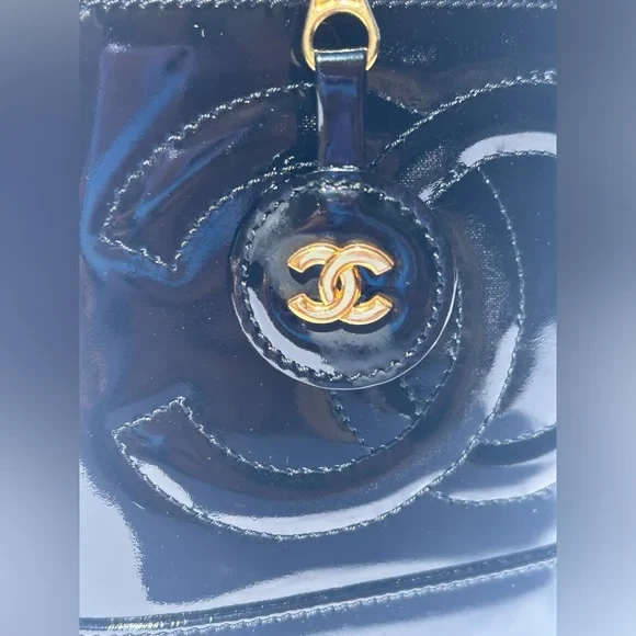 Estuche de tocador CC atemporal patente Chanel - con CAJA ORIGINAL Y TARJETA DE AUTENTICACIÓN Foto 2 de 4