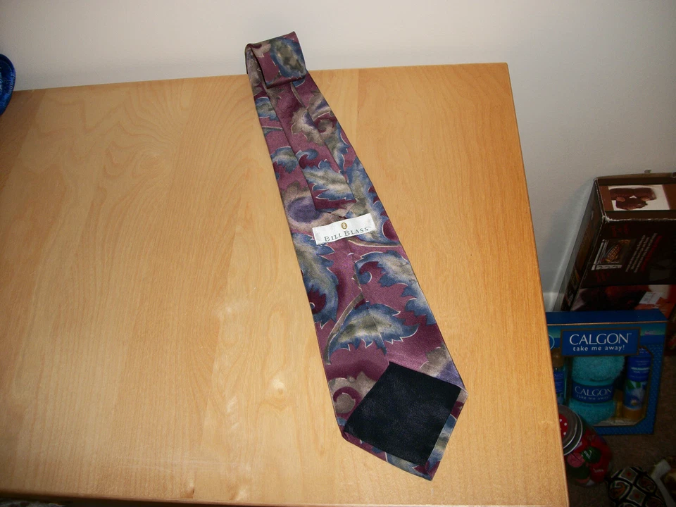 Bill Blass Purple, Blue Leaves Men's Silk Neck Tie 56.5" Long x 3.75" Wide D067 - Image 4 of 4