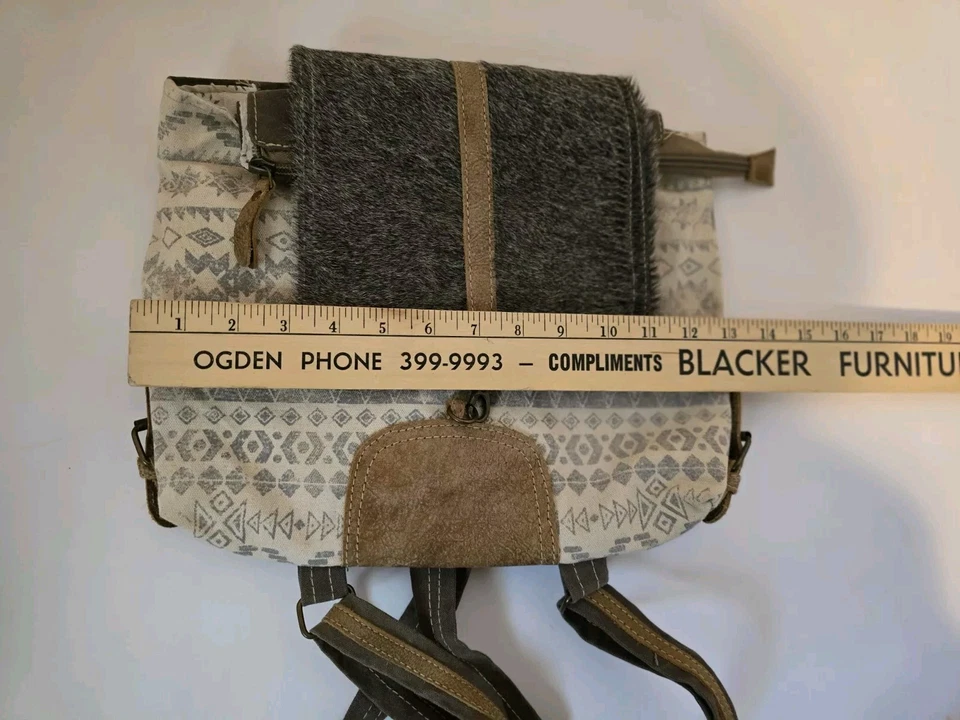 Bolso Mochila Bolso Myra Lona Reciclada y Cuero de Vaca Cierre Medio. Foto 4 de 4