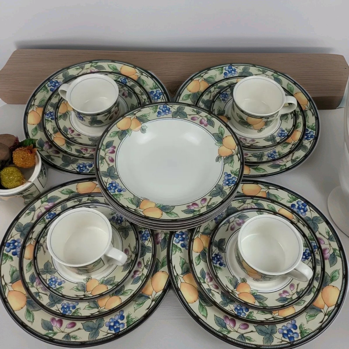 Mikasa Intaglio Garden Harvest (CAC29) - 5 Piece Place Setting