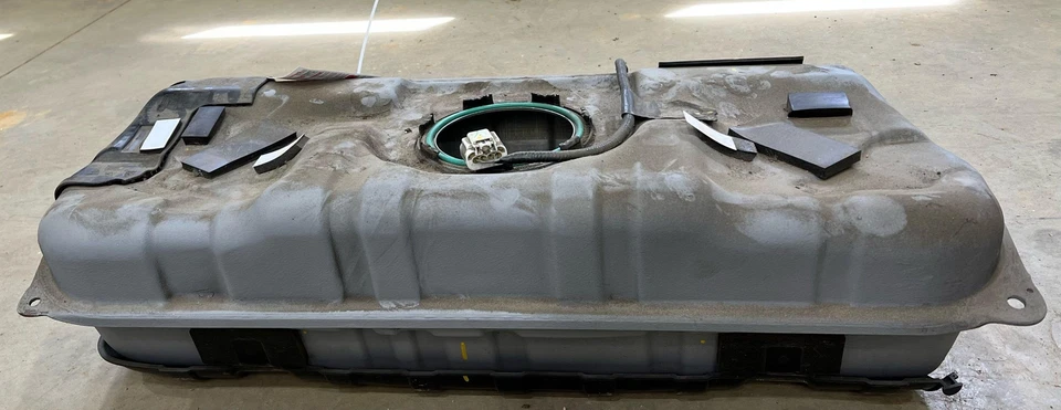 Conjunto de tanque de combustible Chevy Volt 2011-2013 tanque de gasolina 9,2 galones OEM 20940371 Foto 4 de 4