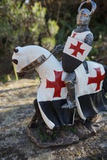 766.630  SOLDAT  FIGURINE MEDIEVAL  TEMPLIER   CHEVALIER A CHEVAL   MOYEN AGE 