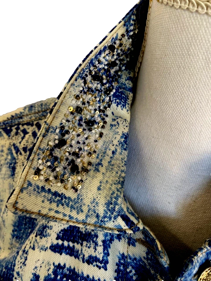 Chaqueta vaquera Chico's Western talla 1 azul brillante y blanco bolsillos con cuentas Foto 2 de 4