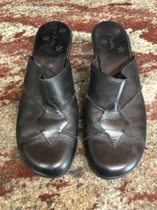 clarks black leather clogs