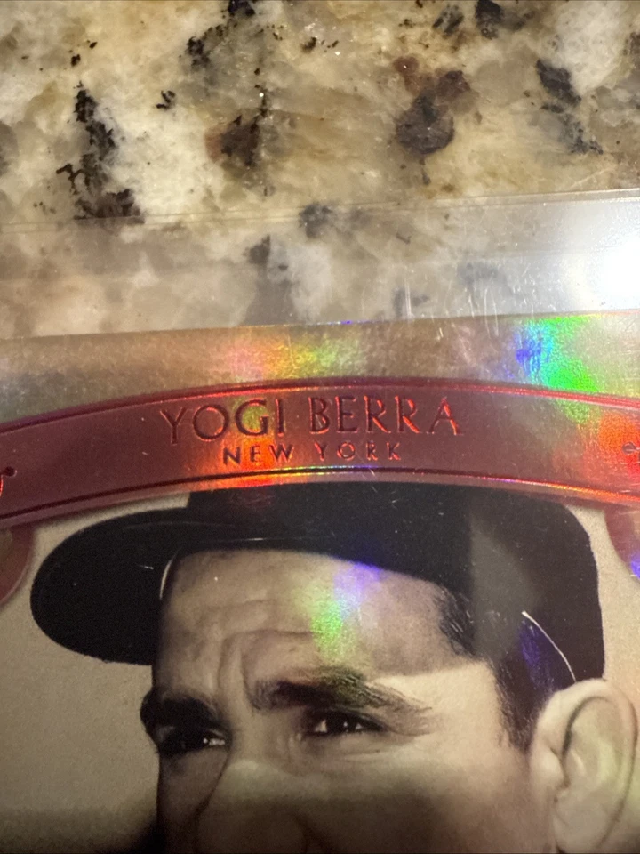 2014 Panini Hall of Fame Red Shield Red /50 Yogi Berra #41 HOF Shield - Imagem 3 de 4