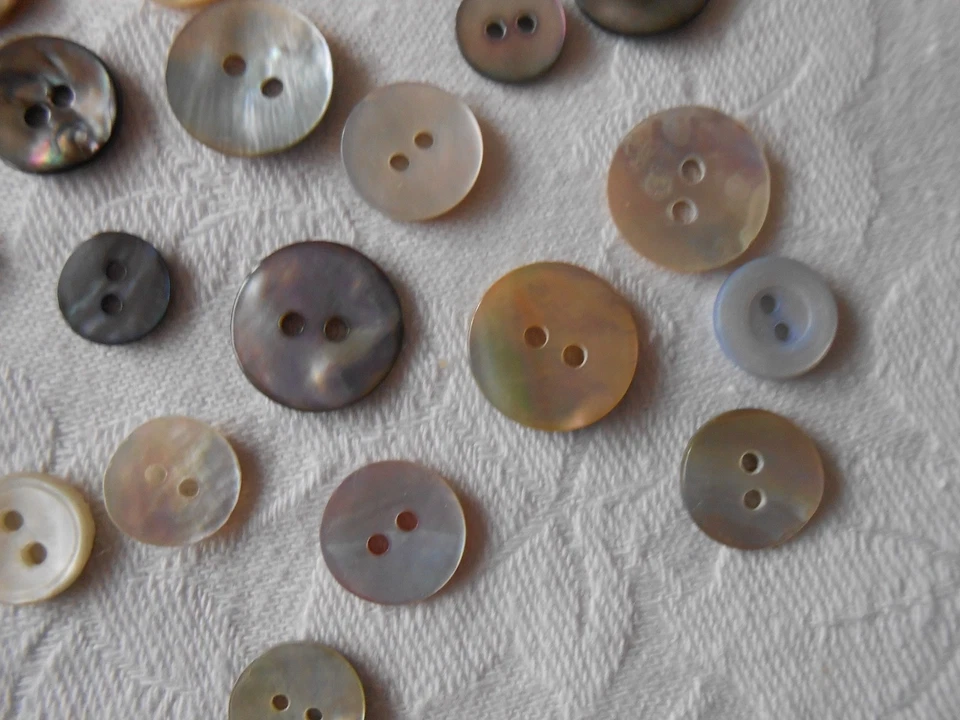 JOB LOT  SMALL MOP  BUTTONS CHILDREN'S BABIES KNITTEDS CRAFTS - Image 4 of 4