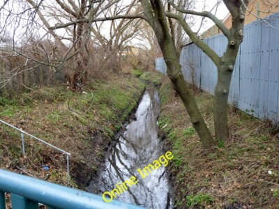 #ad Photo 6x4 Dagenham Brook Leyton TQ3786 A drain that seems to have little c2011 GBP 2.00