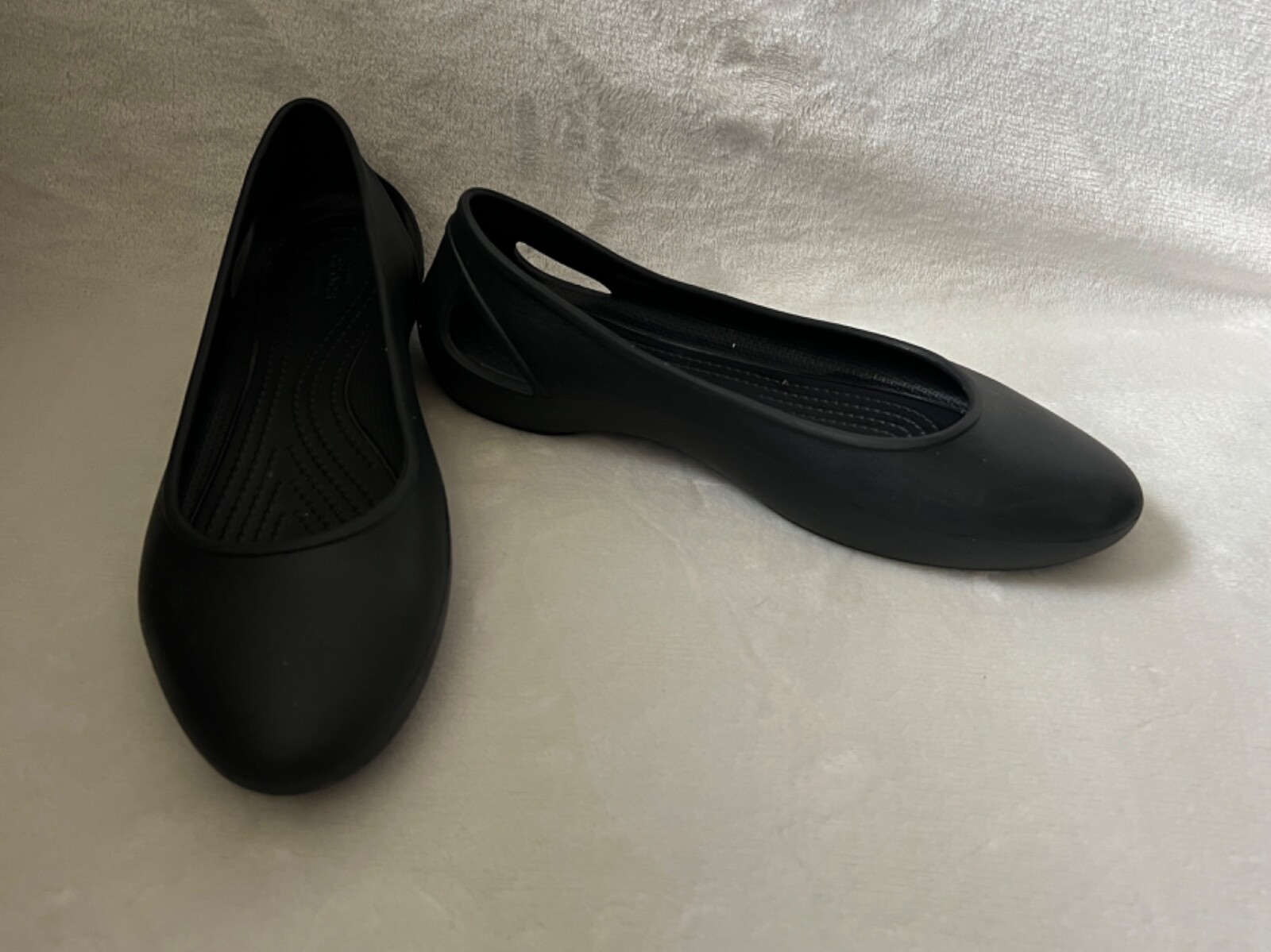 Crocs Flats Comfort Shoes Sz 9 Women’s Black Laura Iconic Rubber-image