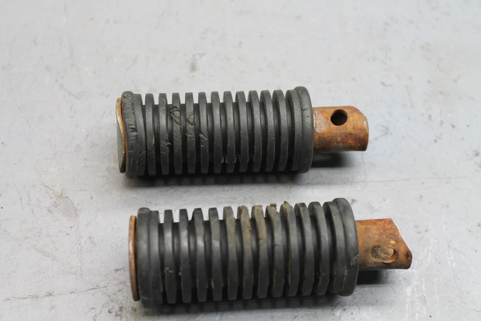 Reposapiés izquierdo derecho Suzuki SP125 1987 clavijas Foto 2 de 4