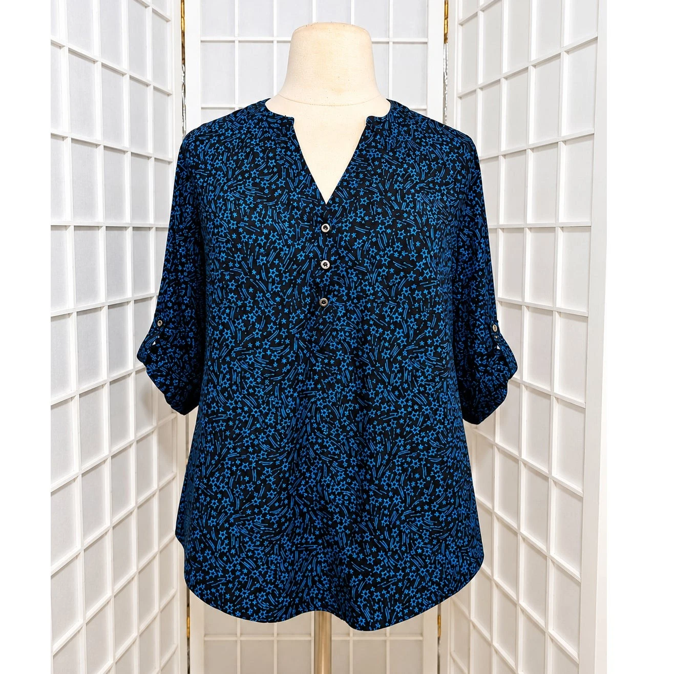 NWT Torrid Harper Star Print Roll Tab Button Front Blouse Shirt Size: 1X (14/16) image 2
