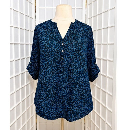 NWT Torrid Harper Star Print Roll Tab Button Front Blouse Shirt Size: 1X (14/16) image 2