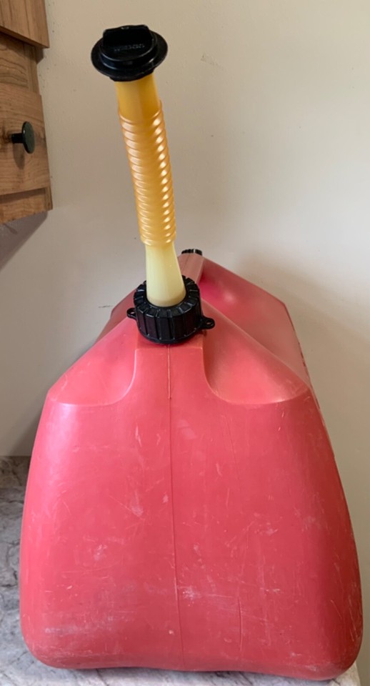 VINTAGE RUBBERMAID/GOTT 5 GALLON GAS CAN REAR VENTED RED POLY MODEL