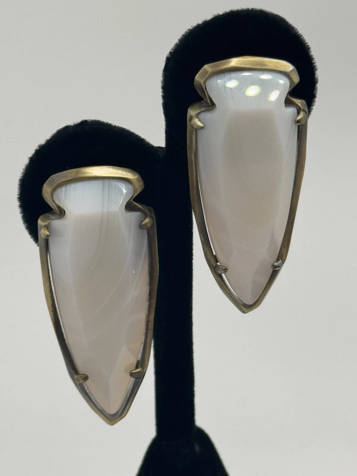 Pendientes Kendra Scott Kathryn de ágata con bandas blancas Foto 3 de 4