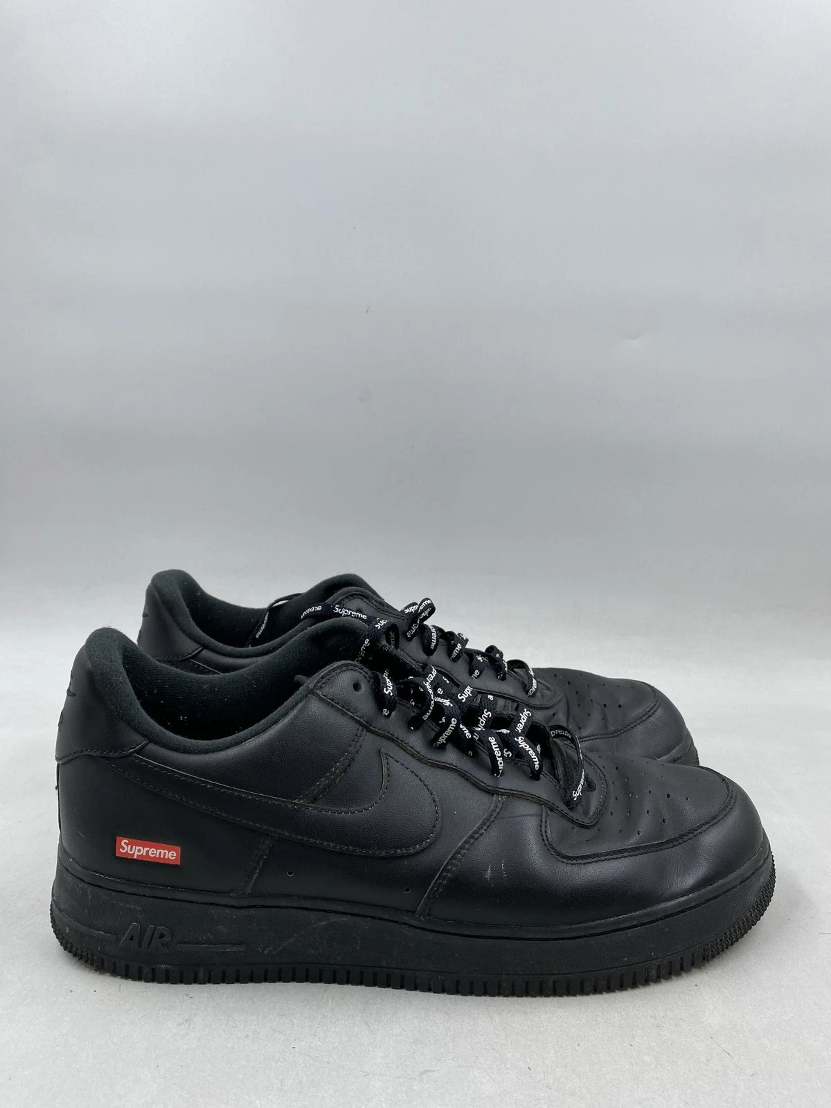 Baskets noires Nike Supreme x Air Force 1 logo boîte basse M 12