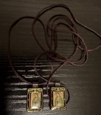 Escapulario Moldeado Dama Católica Guadalupe - 1/2" H, 14-1/2" L