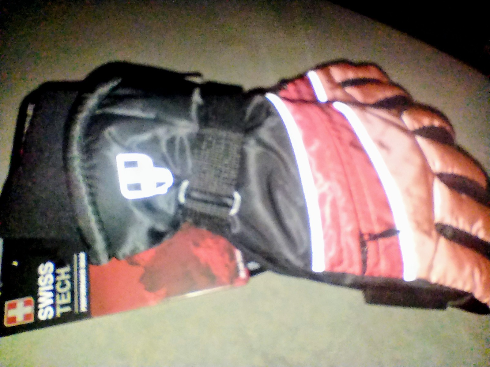 SWISS TECH WOMEN'S SKI GLOVES*NEW*W/TAGS. BLACK/MIMOSA PINK