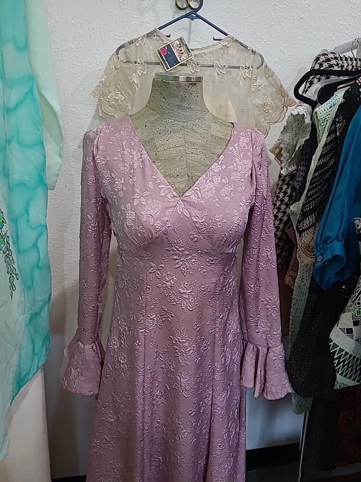 Vestido Vintage Años 70 Rosa Polvoriento Manga Larga Cintura Imperio Repujado Floral Talla S Foto 2 de 4