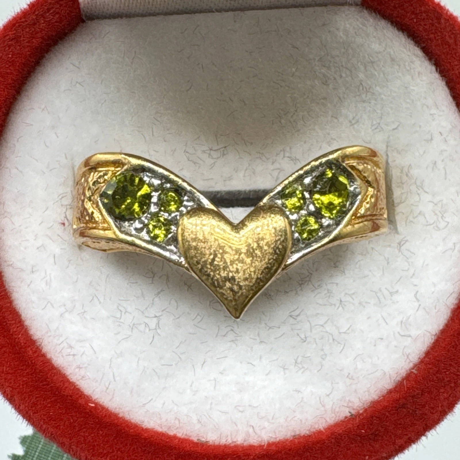 Bague vintage fantaisie cœur avec pierres verte et strass. Taille 57.