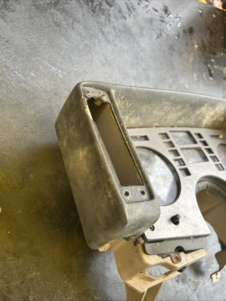 1984 - 1988 Pontiac Fiero 120 英里/小时 Speedo Tach 仪表簇挡板原始设备制造商速度计 — 第 2/4 张图片