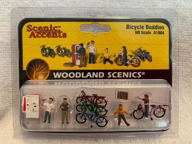 HO Bicycle Buddies Woodland Scenics - Set Di Figure In Scala HO Per Diorami E Plastico Ferroviario, Dipinte A Mano