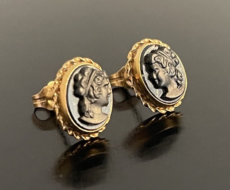 14K Solid Yellow Gold Intaglio Stud Earrings Carv… - image 2