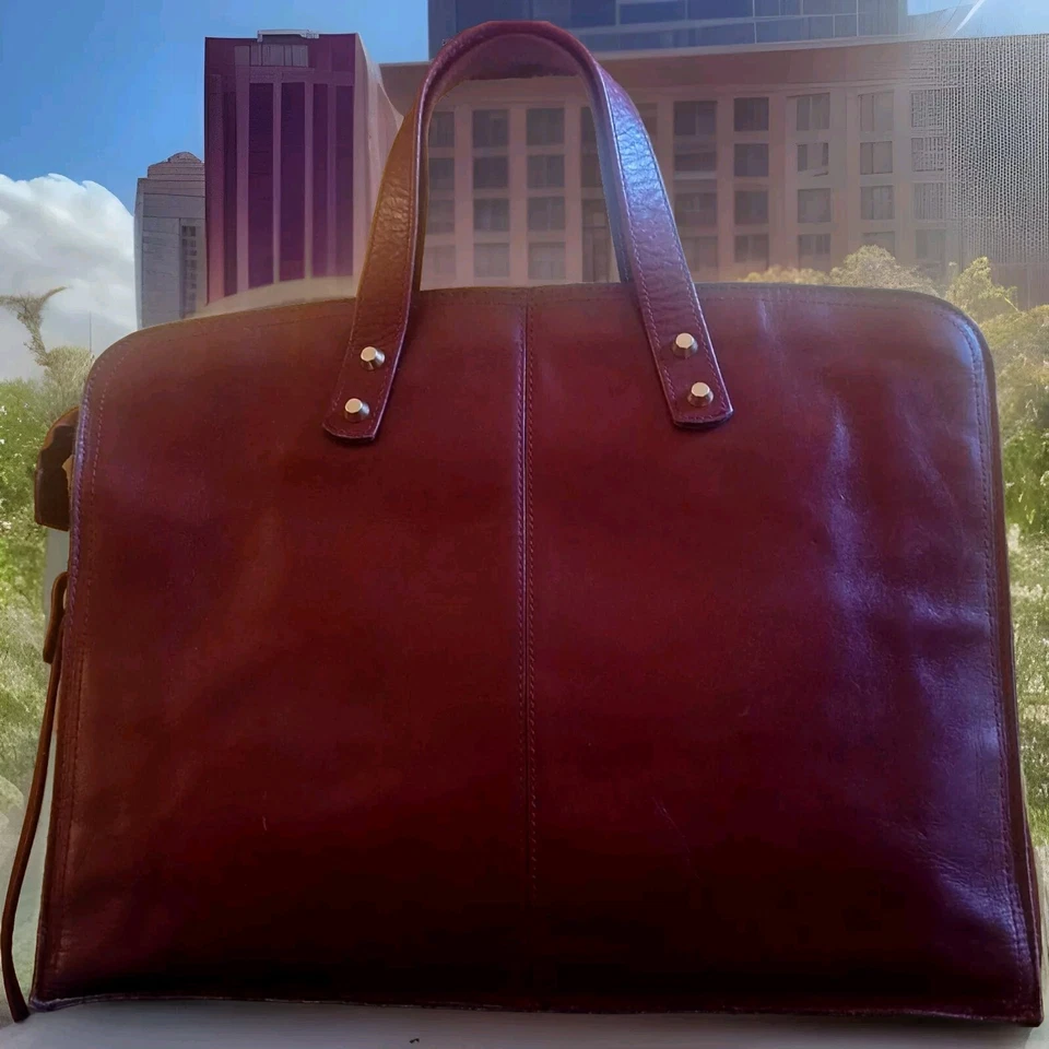 ¡Es un BORELLI! Precioso bolso para portátil de cuero borgoña, cuero limpio y tratado. Foto 3 de 4