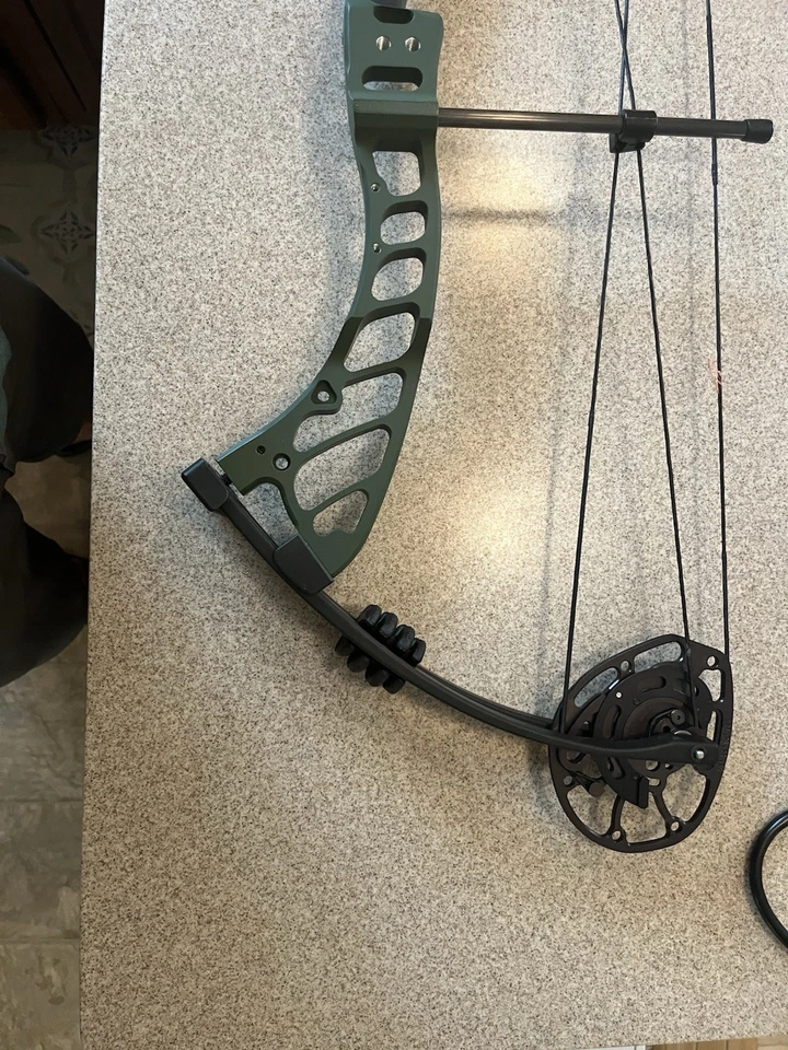 Darton Cyclone RIGHT HAND Green 45-60 lbs. Adjustable Draw Length Dual Cam - Image 2 of 4