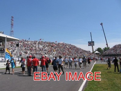 FOTO FORMEL 1 KANADISCHE GRAND PRIX FANS AUF DER STRECKE NACH DEM F1 RENNEN