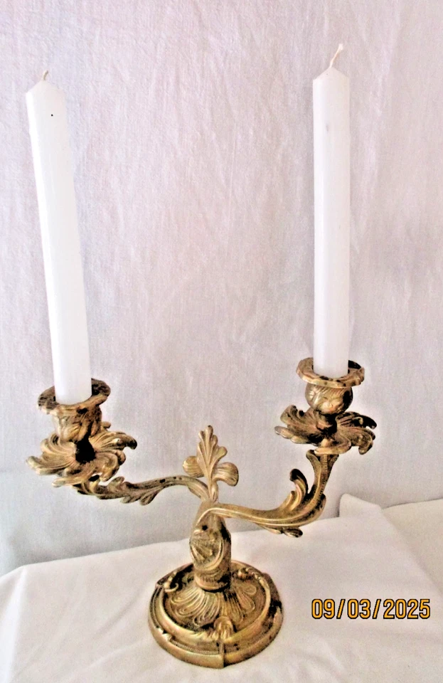 Ancien Bougeoir Chandelier CANDELABRE en bronze 2 Feux, Décor Rocaille louis XV - Photo 4/4